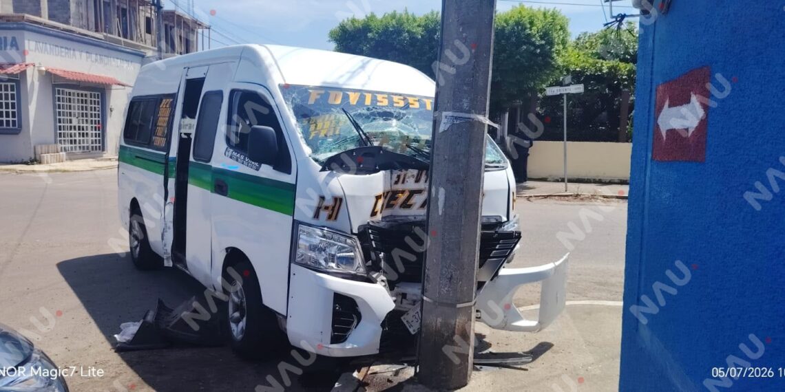 Cinco personas lesionadas tras choque entre colectivo y automóvil en el centro de Tapachula