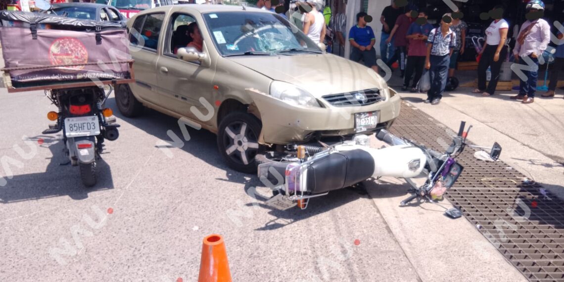 Motociclista resulta lesionado tras choque con automóvil en el poniente de Tapachula
