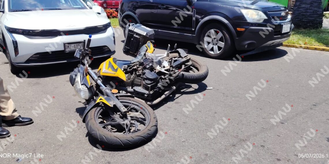 Choque entre automóvil y motocicleta provoca carambola en la 2ª Oriente de Tapachula
