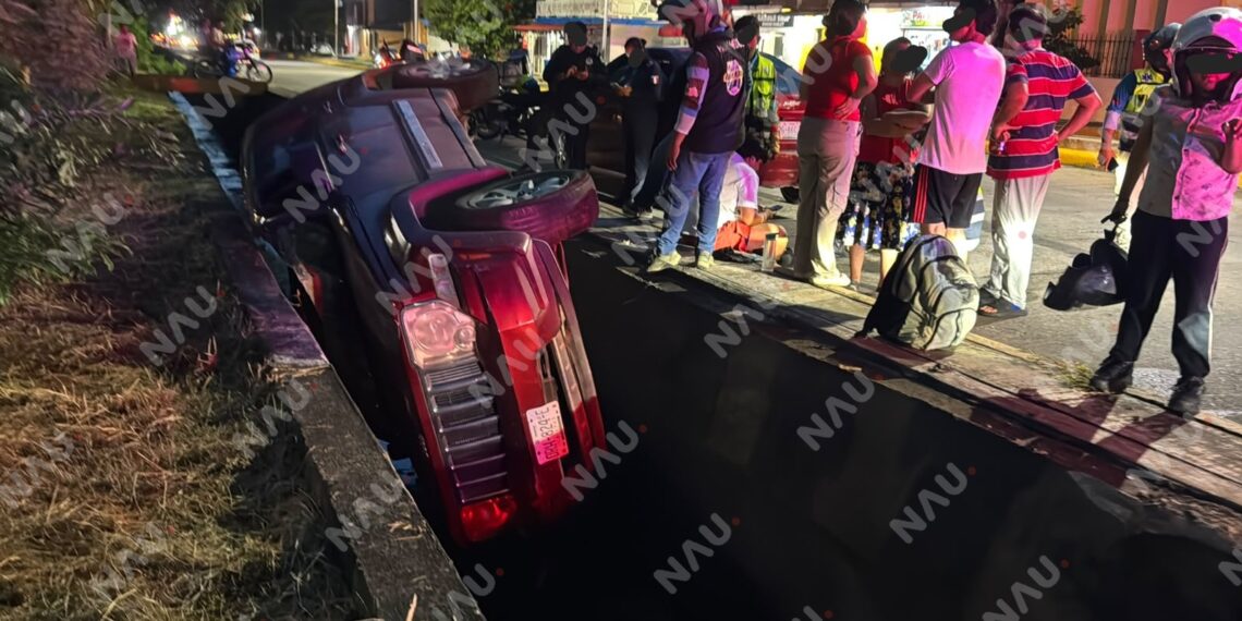 Menor de edad pierde el control de camioneta y termina dentro de dren pluvial en Tapachula