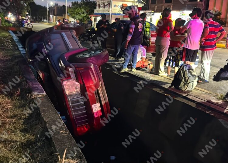 Menor de edad pierde el control de camioneta y termina dentro de dren pluvial en Tapachula