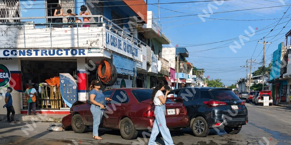 Colisión entre dos vehículos moviliza a autoridades en el centro de Tapachula