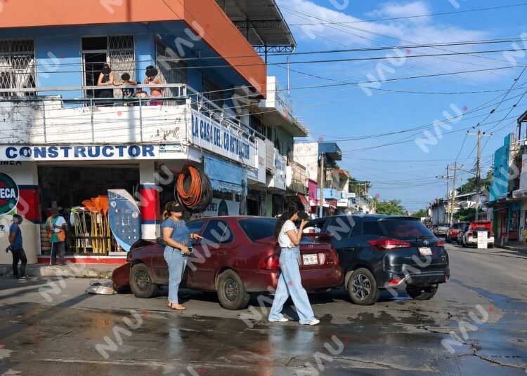 Colisión entre dos vehículos moviliza a autoridades en el centro de Tapachula