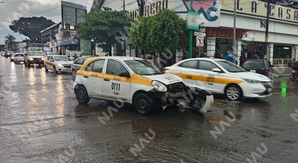 Tres lesionados deja choque entre taxi y automóvil en transitado crucero de Tapachula