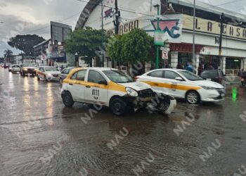 Tres lesionados deja choque entre taxi y automóvil en transitado crucero de Tapachula