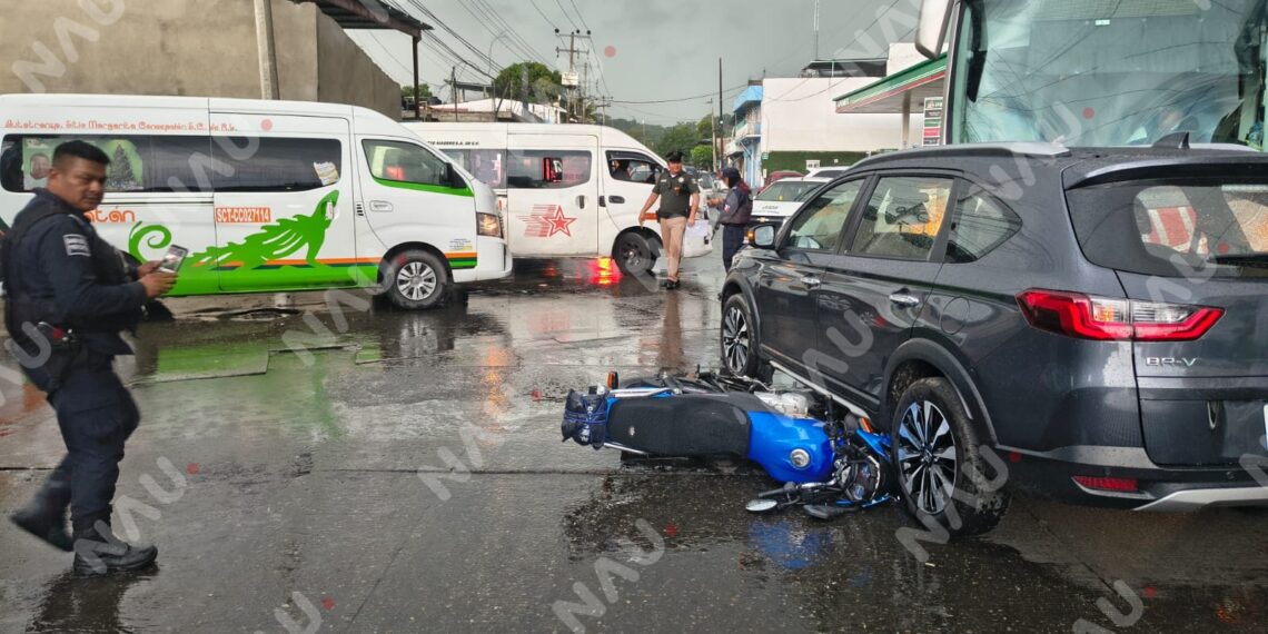 Motociclista termina debajo de camioneta tras accidente con unidad del transporte público en Tapachula