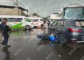 Motociclista termina debajo de camioneta tras accidente con unidad del transporte público en Tapachula