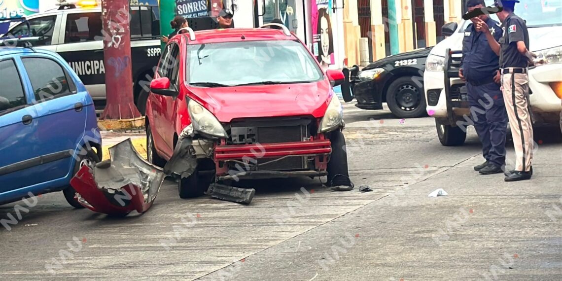 Motociclista resulta lesionado tras chocar contra automóvil en el centro de Tapachula