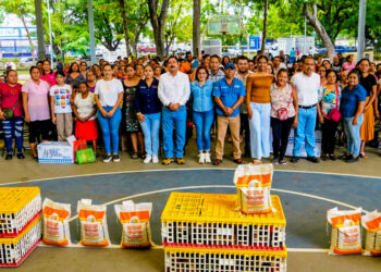 Ayuntamiento de Tapachula fortalece la economía familiar con entrega de paquetes avícolas para jefas de familia