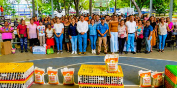 Ayuntamiento de Tapachula fortalece la economía familiar con entrega de paquetes avícolas para jefas de familia
