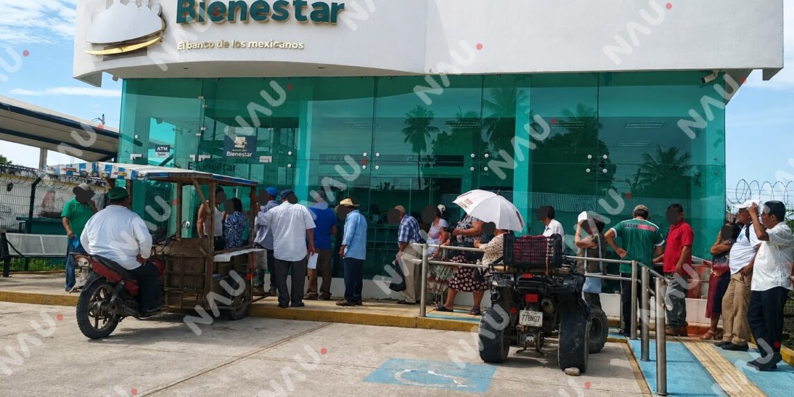 Adultos mayores reportan falta de efectivo en cajero del Banco del Bienestar en Huixtla