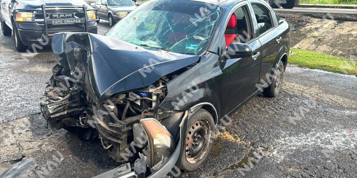 Automovilista pierde el control y choca contra vehículo estacionado en el Libramiento Sur de Tapachula
