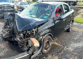 Automovilista pierde el control y choca contra vehículo estacionado en el Libramiento Sur de Tapachula