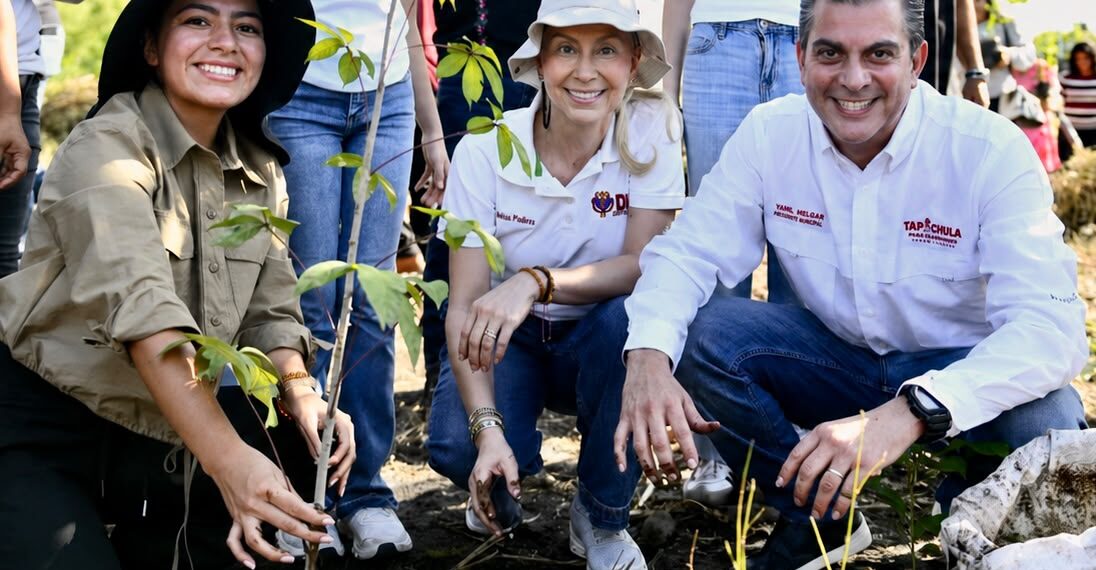 Yazmín Ramírez y Yamil Melgar promueven la reforestación.