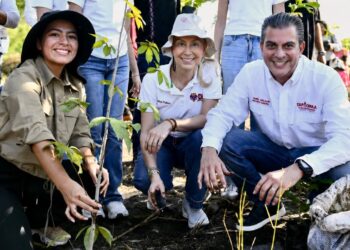 Yazmín Ramírez y Yamil Melgar promueven la reforestación.