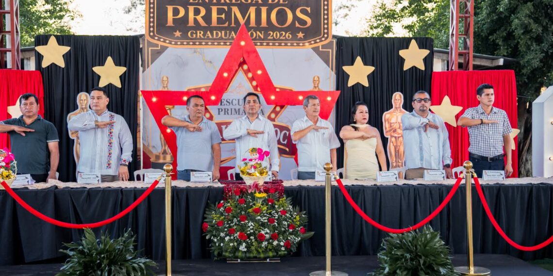 Elmer de Jesús acompaña graduaciones y reconoce el esfuerzo de estudiantes y docentes de Suchiate