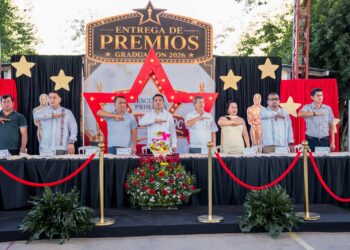 Elmer de Jesús acompaña graduaciones y reconoce el esfuerzo de estudiantes y docentes de Suchiate