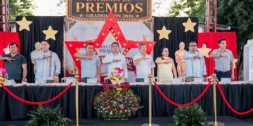Elmer de Jesús acompaña graduaciones y reconoce el esfuerzo de estudiantes y docentes de Suchiate