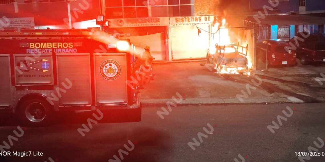Vehículo queda reducido a chatarra tras incendiarse durante la madrugada en Tapachula