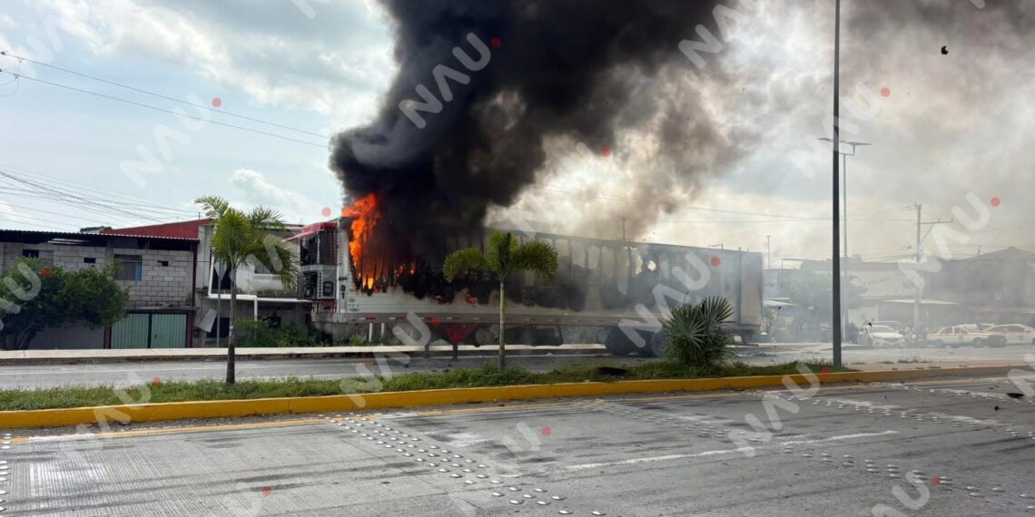 Incendio consume caja seca en el Libramiento Sur de Tapachula; cortocircuito habría provocado el siniestro