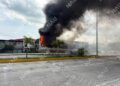 Incendio consume caja seca en el Libramiento Sur de Tapachula; cortocircuito habría provocado el siniestro
