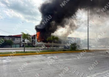 Incendio consume caja seca en el Libramiento Sur de Tapachula; cortocircuito habría provocado el siniestro