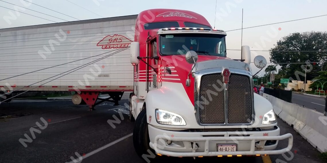 Tráiler con carga de rambután bloquea la carretera Tapachula–Tuxtla Chico tras derribar un poste de energía