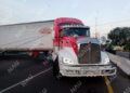 Tráiler con carga de rambután bloquea la carretera Tapachula–Tuxtla Chico tras derribar un poste de energía