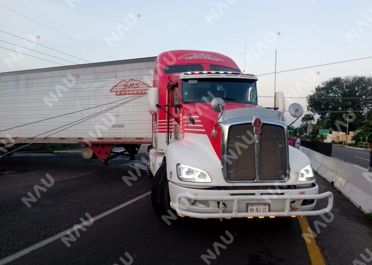 Tráiler con carga de rambután bloquea la carretera Tapachula–Tuxtla Chico tras derribar un poste de energía