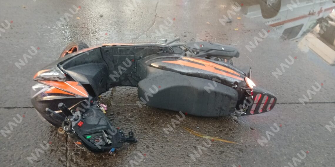 MOTOCICLISTA PIERDE EL CONTROL Y TERMINA LESIONADO TRAS CHOCAR CONTRA LA GUARNICIÓN EN TAPACHULA
