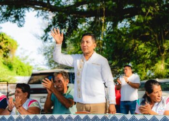 Elmer de Jesús pone en marcha la segunda etapa del programa “Iluminando a Suchiate” en Nuevo Dorado