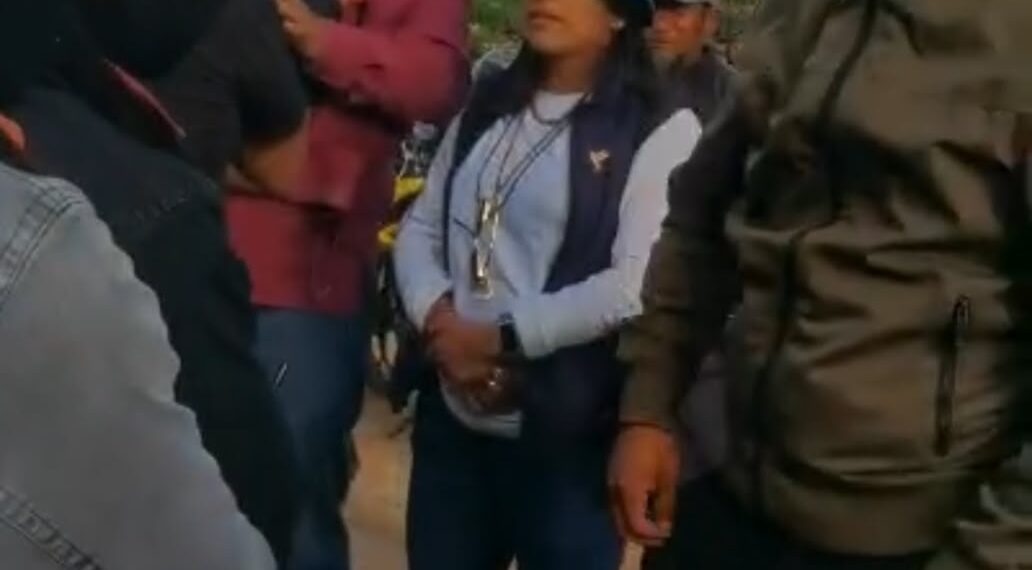 ¡POR MENTIROSO! Enfurecida turba deja SIN CAMISA y secuestra a regidor de San Cristóbal en San Antonio de los Baños