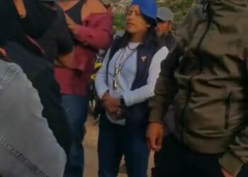 ¡POR MENTIROSO! Enfurecida turba deja SIN CAMISA y secuestra a regidor de San Cristóbal en San Antonio de los Baños
