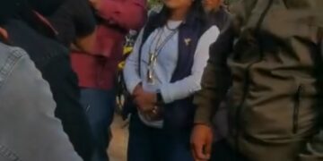 ¡POR MENTIROSO! Enfurecida turba deja SIN CAMISA y secuestra a regidor de San Cristóbal en San Antonio de los Baños