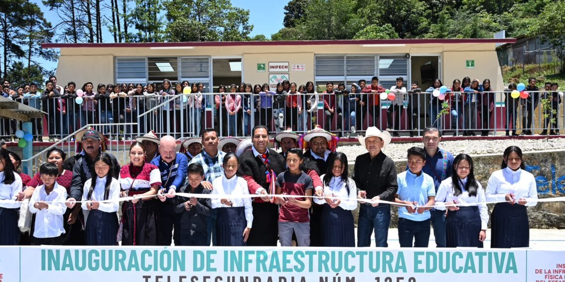Eduardo Ramírez fortalece el bienestar de las familias de Larráinzar con obras y apoyos