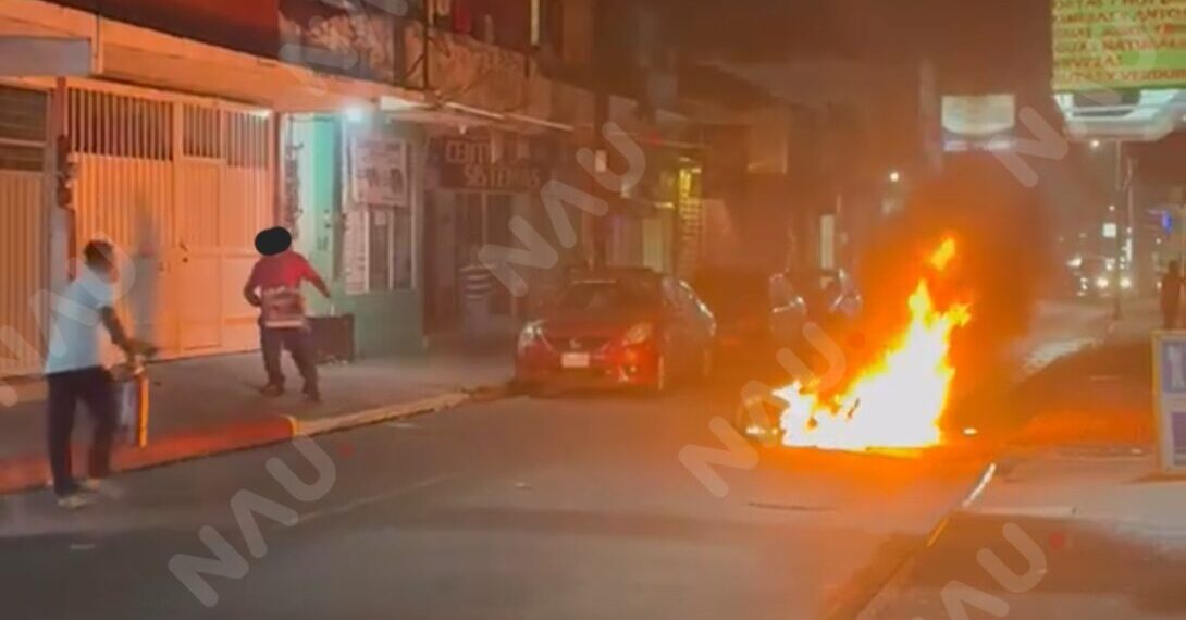 Motociclista derrapa y su unidad se incendia en pleno centro de Tapachula