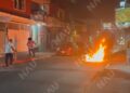 Motociclista derrapa y su unidad se incendia en pleno centro de Tapachula