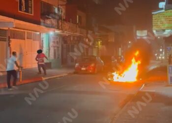 Motociclista derrapa y su unidad se incendia en pleno centro de Tapachula