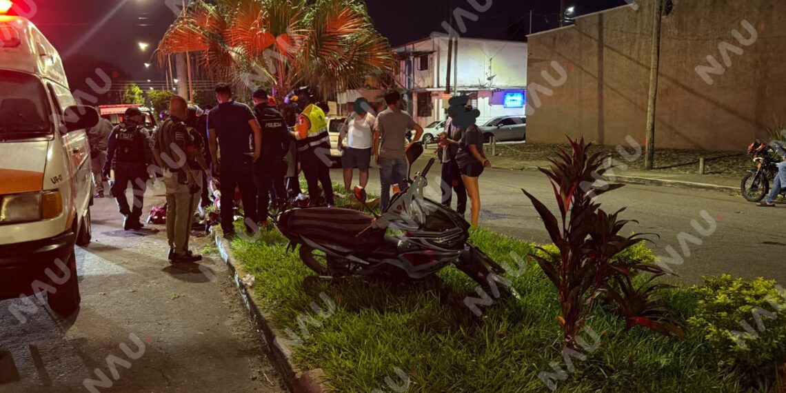 Dos motociclistas resultan lesionados tras accidente en el norte de Tapachula; conductor fue asegurado
