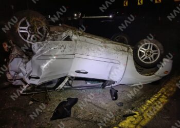 Vuelca automóvil tras fuerte choque en la carretera Tuxtla Chico–Tapachula; dos personas resultan heridas