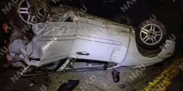 Vuelca automóvil tras fuerte choque en la carretera Tuxtla Chico–Tapachula; dos personas resultan heridas