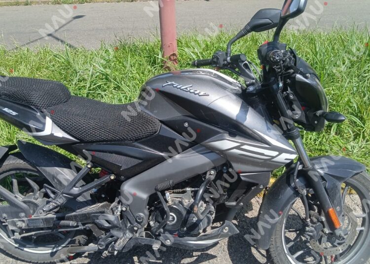 Motociclista y su acompañante resultan lesionados tras perder el control por un balón en Tapachula