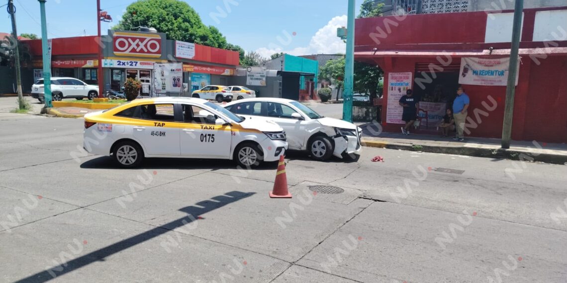 Choque entre taxi y vehículo particular deja una mujer lesionada en Tapachula