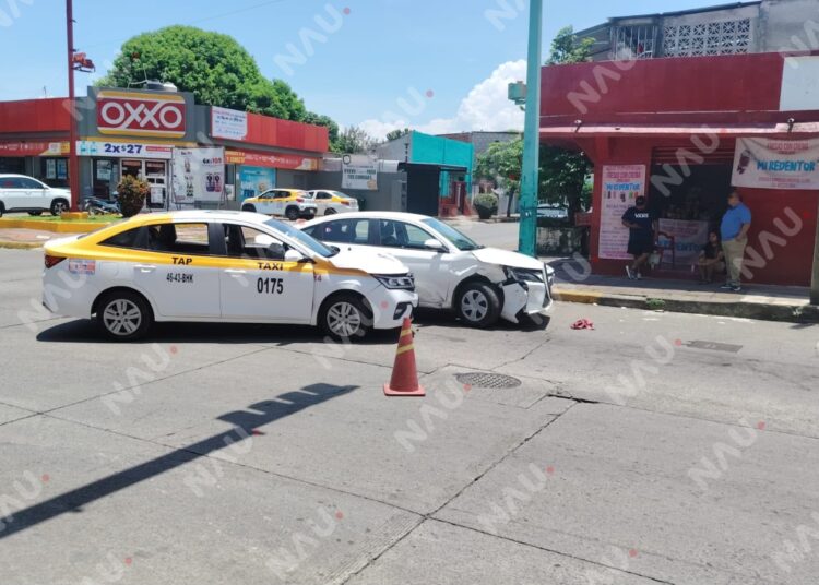 Choque entre taxi y vehículo particular deja una mujer lesionada en Tapachula