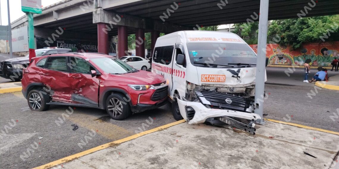 Ocho lesionados deja fuerte choque entre Urban y camioneta en paso a desnivel de Tapachula