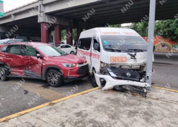 Ocho lesionados deja fuerte choque entre Urban y camioneta en paso a desnivel de Tapachula
