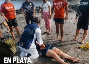 Rescatan a adolescente que era arrastrada por el oleaje en playa San Benito, en Puerto Madero