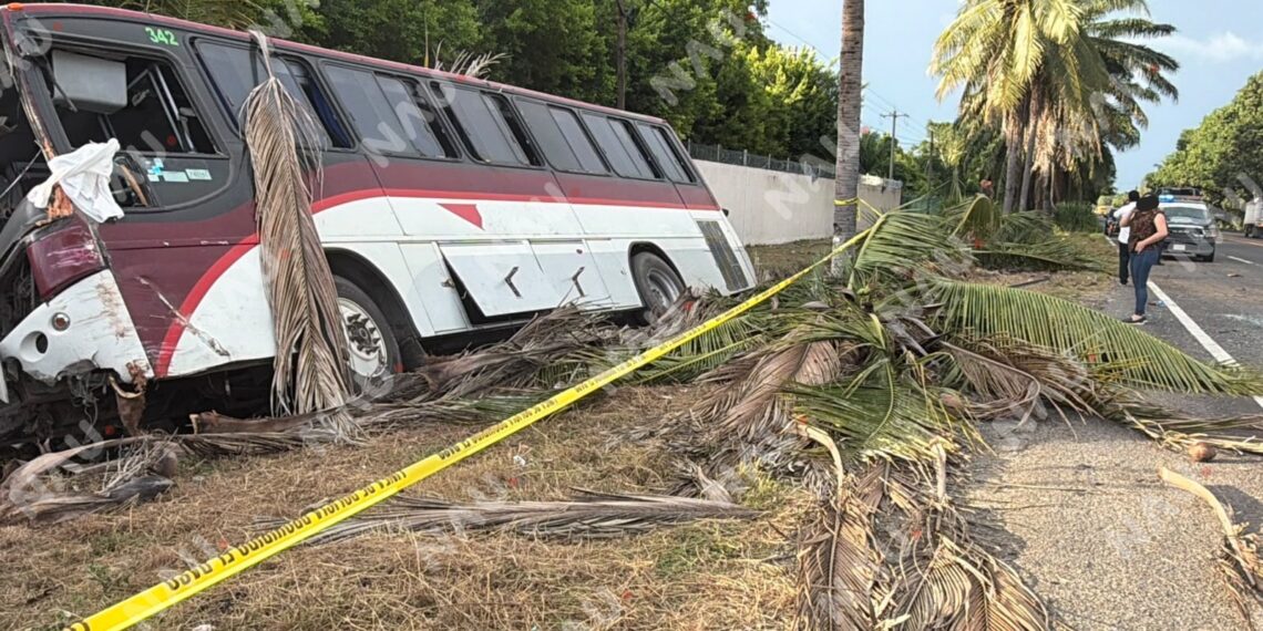 Autobús de personal termina destrozado tras salirse de la carretera rumbo a Puerto Chiapas; ocho trabajadores resultan lesionados