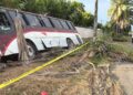 Autobús de personal termina destrozado tras salirse de la carretera rumbo a Puerto Chiapas; ocho trabajadores resultan lesionados