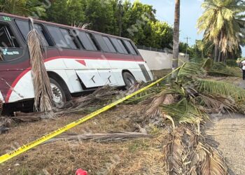 Autobús de personal termina destrozado tras salirse de la carretera rumbo a Puerto Chiapas; ocho trabajadores resultan lesionados